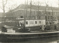 818429 Afbeelding van Sinterklaas en twee Zwarte Pieten, staand op een schip in de Stadsbuitengracht te Utrecht ter ...